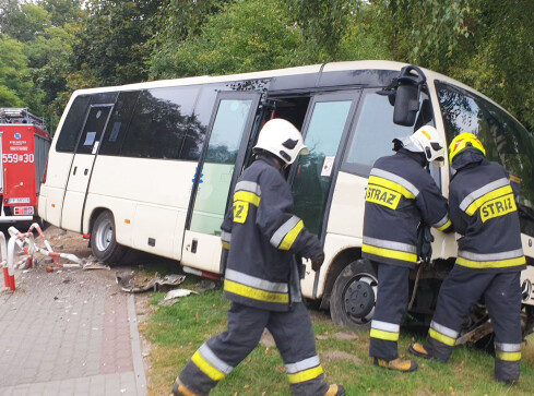 Autobus wpadł do rowu. Przewoził 21 pasażerów  - grafika