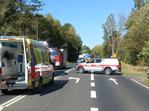 Motocykl zderzył się z dostawczakiem na krajowej 11 - grafika