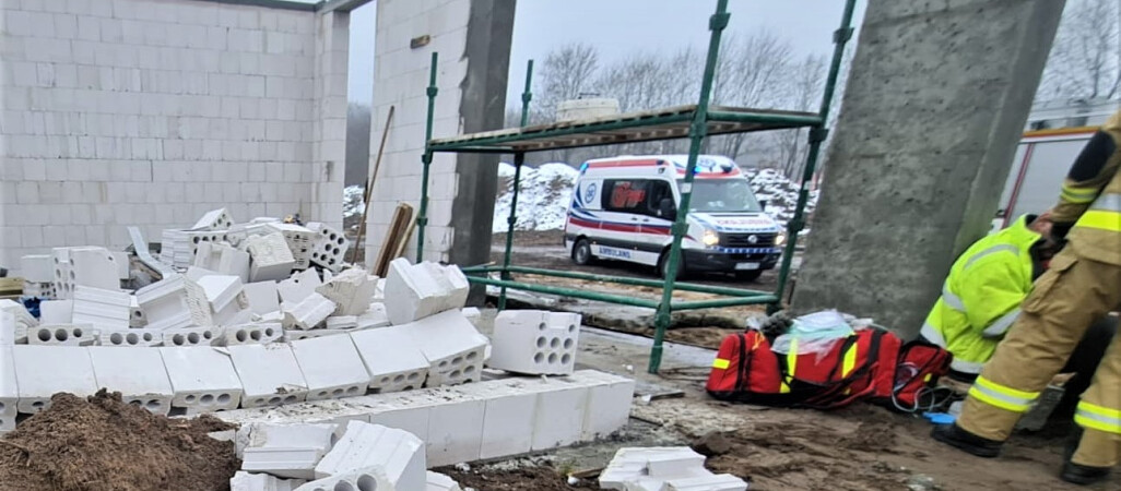 Zawaliła się ściana nowego bloku. Przygniotła robotnika. 28-latek zmarł 