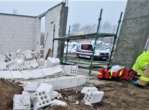 Zawaliła się ściana nowego bloku. Przygniotła robotnika. 28-latek  - grafika