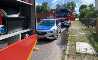 Strażacy wyważyli drzwi do mieszkania. W środku były zwłoki