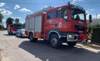 Strażacy wyważyli drzwi do mieszkania. W środku były zwłoki