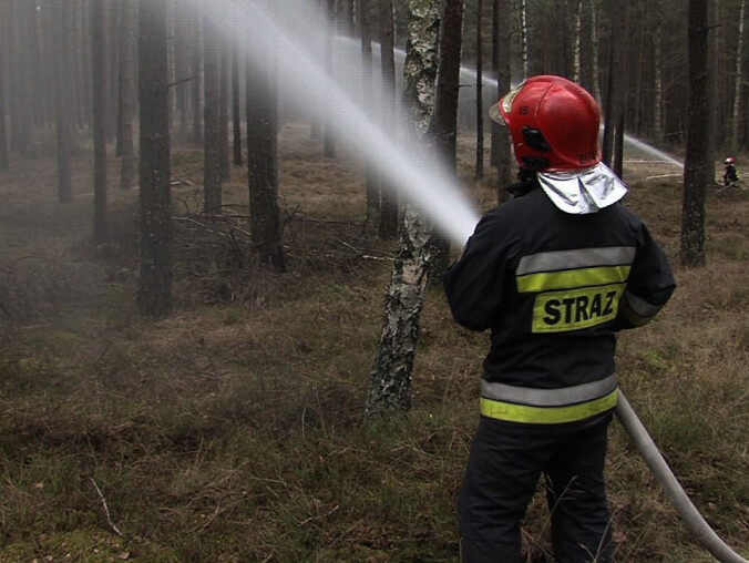 Lejący się z nieba żar i brak opadów powodują zagrożenie pożaro - grafika
