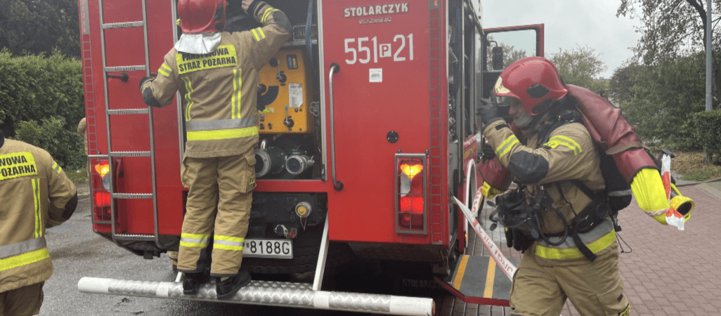Pożar wieżowca. Strażacy ćwiczą się w akcji