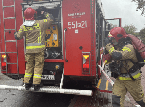 Pożar wieżowca. Strażacy ćwiczą się w akcji - grafika