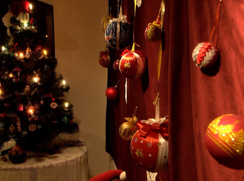 Ozdoby świąteczne z czasów PRL w pilskiej Staszicówce  - grafika