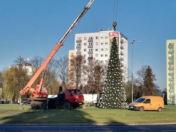Choinka na rondzie już stoi. Jakie wrażenia?  - grafika