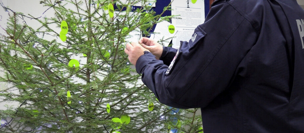 Odblaskowa choinka w komendzie policji 