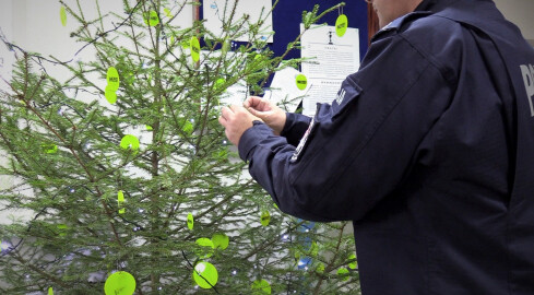 Odblaskowa choinka w komendzie policji  - grafika