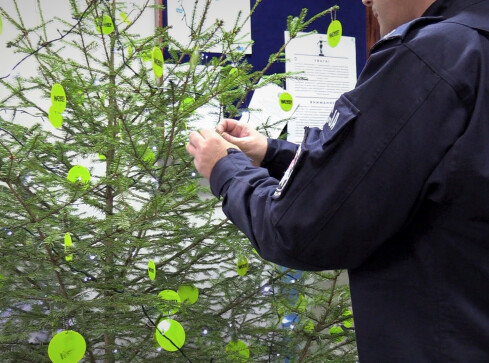 Odblaskowa choinka w komendzie policji  - grafika