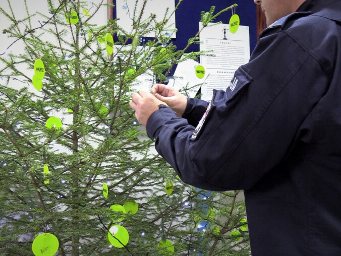 Odblaskowa choinka w komendzie policji  - grafika