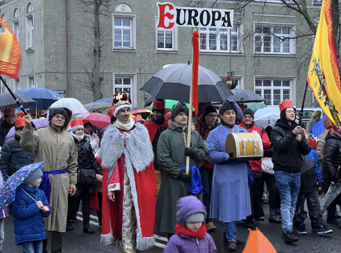 Orszak Trzech Króli. Pilanom nie przeszkodził deszcz  - grafika