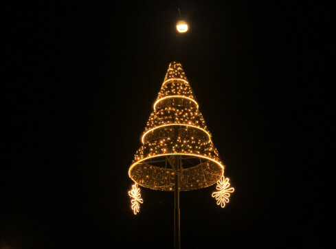 Piła stroi się na święta - grafika