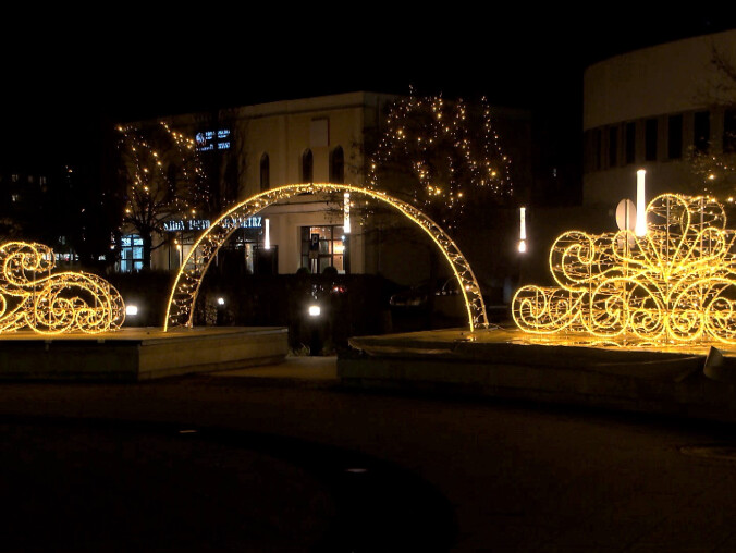 Piła pomału stroi się na święta  - grafika