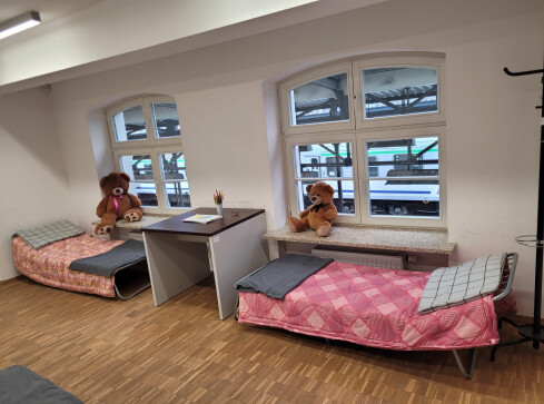 Uchodźcy mają miejsce do odpoczynku na pilskim dworcu  - grafika