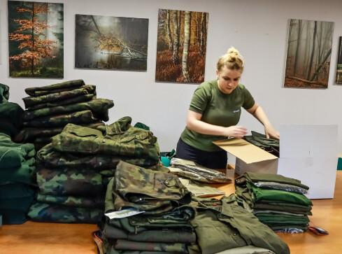 Pilscy leśnicy oddają Ukraińcom swoje buty i ciepłe ubrania - grafika