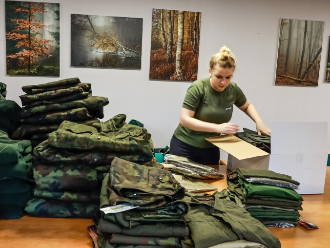 Pilscy leśnicy oddają Ukraińcom swoje buty i ciepłe ubrania - grafika