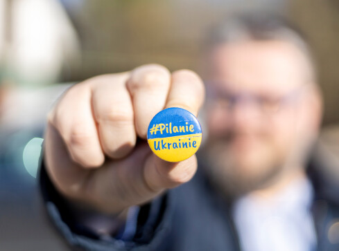 Pieniądze ze sprzedaży tych przypinek pomagają Ukraińcom  - grafika