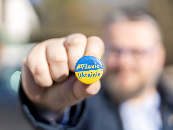 Pieniądze ze sprzedaży tych przypinek pomagają Ukraińcom  - grafika