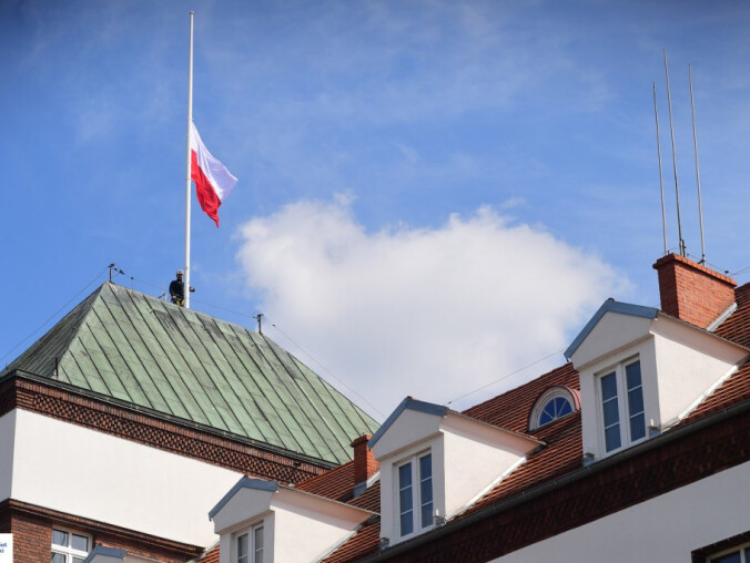 Flaga na maszcie, centrum tradycji i strefa rekreacji otwarte - grafika