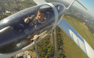 Koszulka Michała Kubiaka, loty szybowcem, pobyt w agroturystyce - ruszyły licytacje na WOŚP 