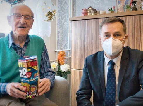 Stuletni wolontariusz WOŚP z Piły  - grafika