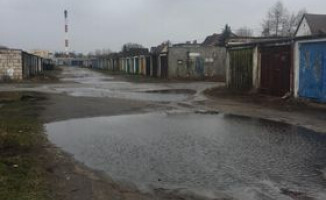 Tak się dojeżdża do garaży przy Kaczorskiej w Pile 