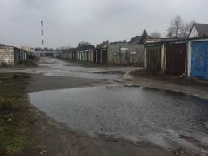 Tak się dojeżdża do garaży przy Kaczorskiej w Pile  - grafika