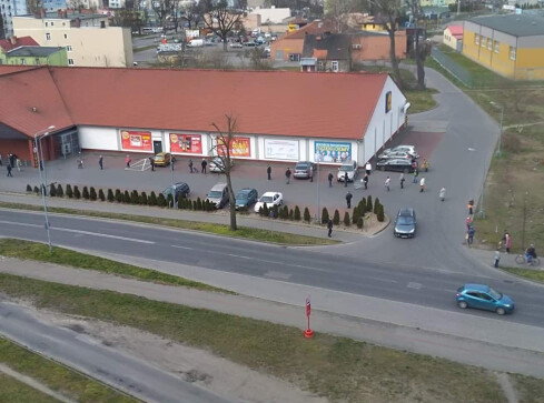 Kolejki przed sklepami. Możesz sprawdzić  w telefonie gdzie jest naj - grafika