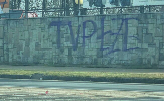 "TVP łże" taki napis pojawił się w centrum Piły 