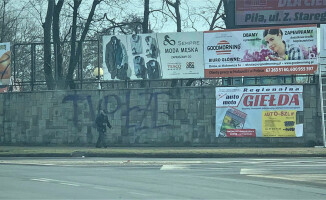 "TVP łże" taki napis pojawił się w centrum Piły 