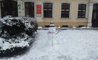 Bałwanek przed biblioteką zachęca do czytelnictwa 