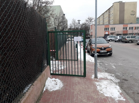 Brama tarasuje chodnik. Trudno tamtędy przejść  - grafika