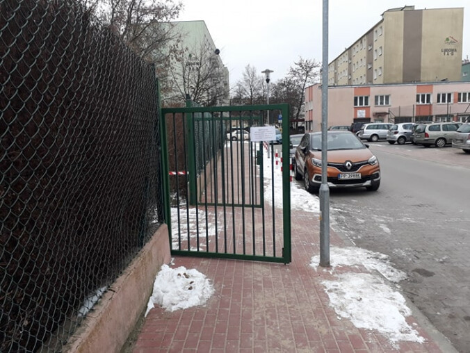 Brama tarasuje chodnik. Trudno tamtędy przejść  - grafika