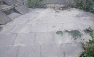 Po deszczu pył z rozbiórki banku spływa do Gwdy