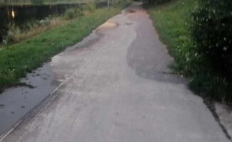 Po deszczu pył z rozbiórki banku spływa do Gwdy