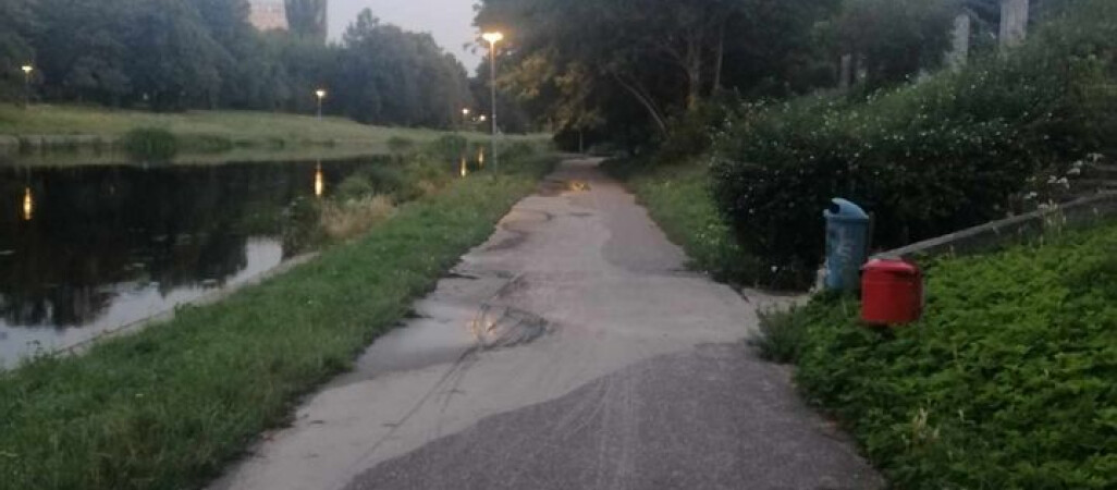 Po deszczu pył z rozbiórki banku spływa do Gwdy