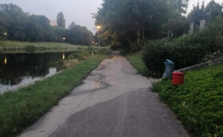 Po deszczu pył z rozbiórki banku spływa do Gwdy