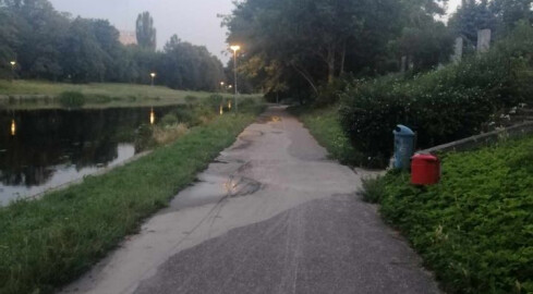 Po deszczu pył z rozbiórki banku spływa do Gwdy - grafika