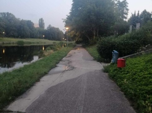 Po deszczu pył z rozbiórki banku spływa do Gwdy - grafika