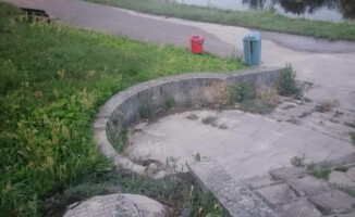Po deszczu pył z rozbiórki banku spływa do Gwdy