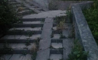 Po deszczu pył z rozbiórki banku spływa do Gwdy