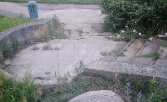 Po deszczu pył z rozbiórki banku spływa do Gwdy