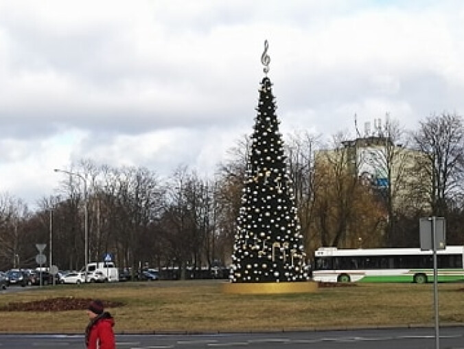 Choinka na rondzie czeka na Wielkanoc?  - grafika