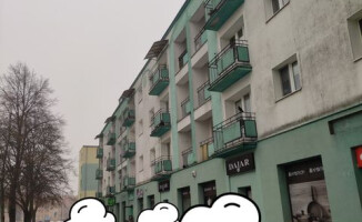 Po dobudowanych daszkach osuwał się śnieg i lód