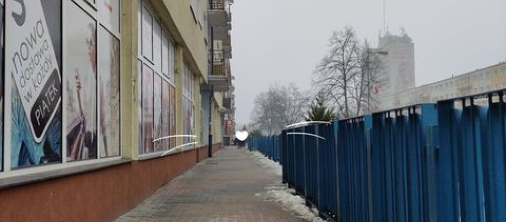 Po dobudowanych daszkach osuwał się śnieg i lód