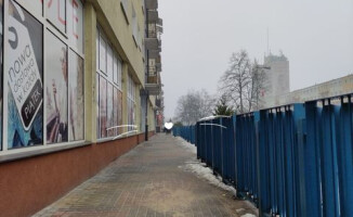 Po dobudowanych daszkach osuwał się śnieg i lód