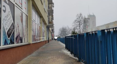 Po dobudowanych daszkach osuwał się śnieg i lód  - grafika