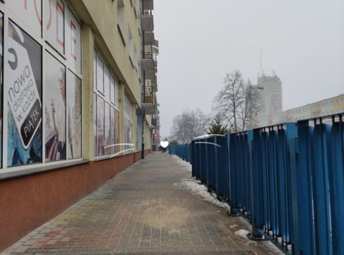 Po dobudowanych daszkach osuwał się śnieg i lód  - grafika