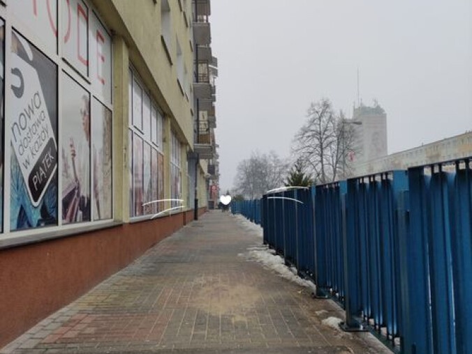 Po dobudowanych daszkach osuwał się śnieg i lód  - grafika